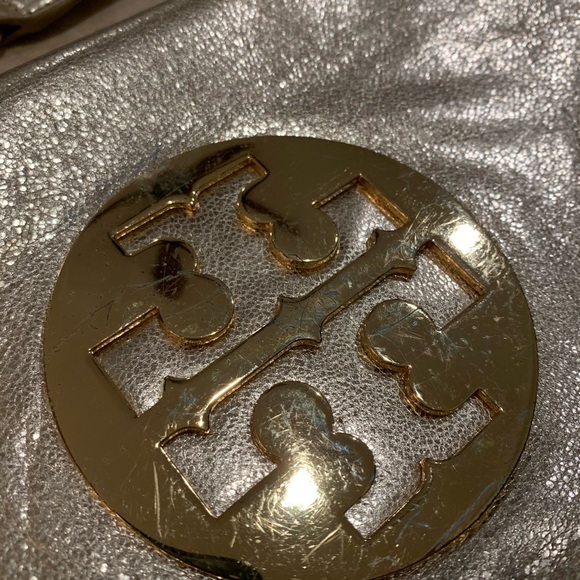 Authentic Tory Burch Reva clutch in gold - Picture 2 of 6